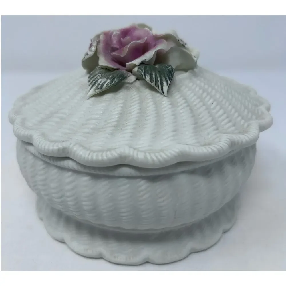 Ivory Porcelain Footed Trinket Dish with‎ Floral Decorated Lid
